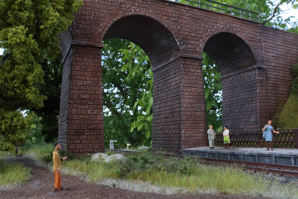 Brücke-und-Bahnsteig.jpg