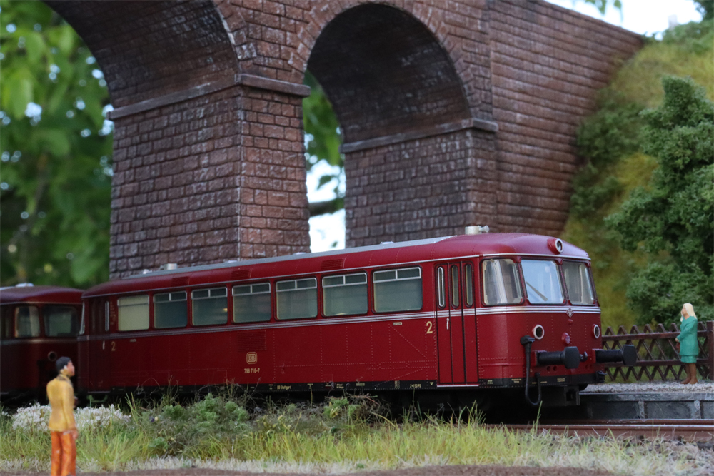 Fahrzeug-unter-Brücke-seitl.jpg